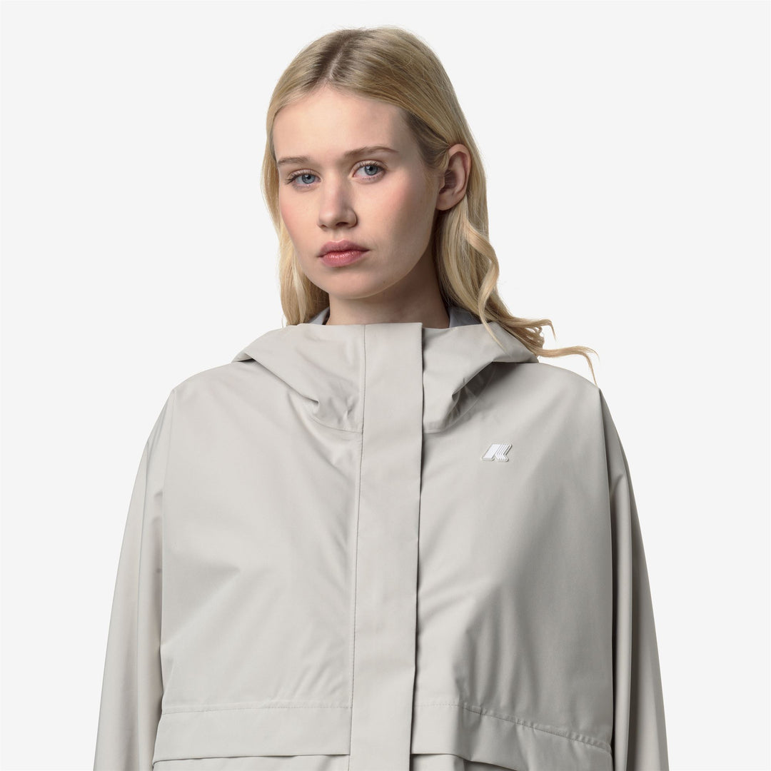 Chaqueta impermeable corta beige con capucha para mujer main