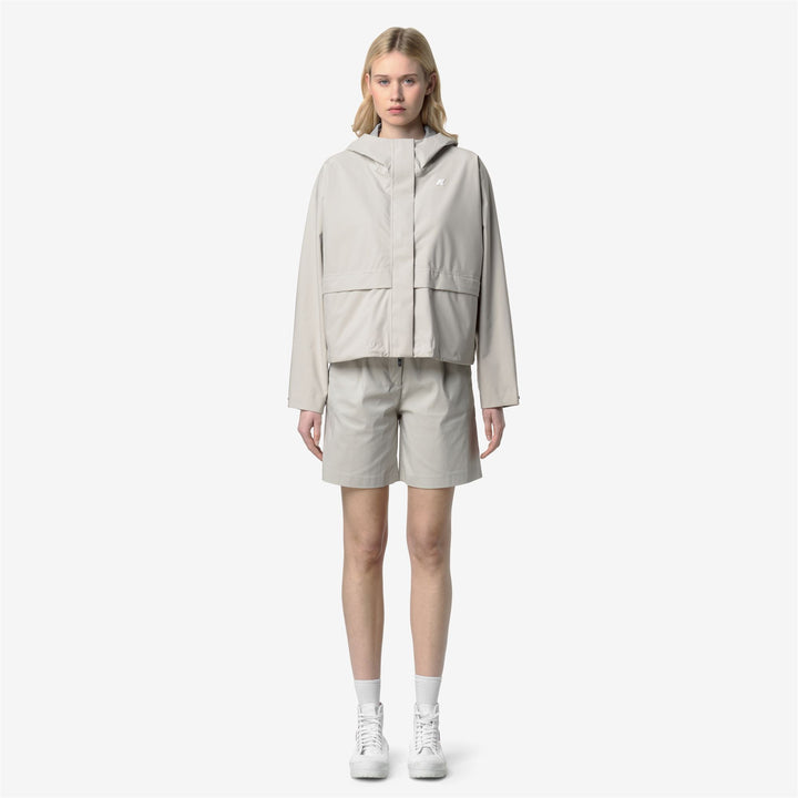 Chaqueta impermeable corta beige con capucha para mujer 1