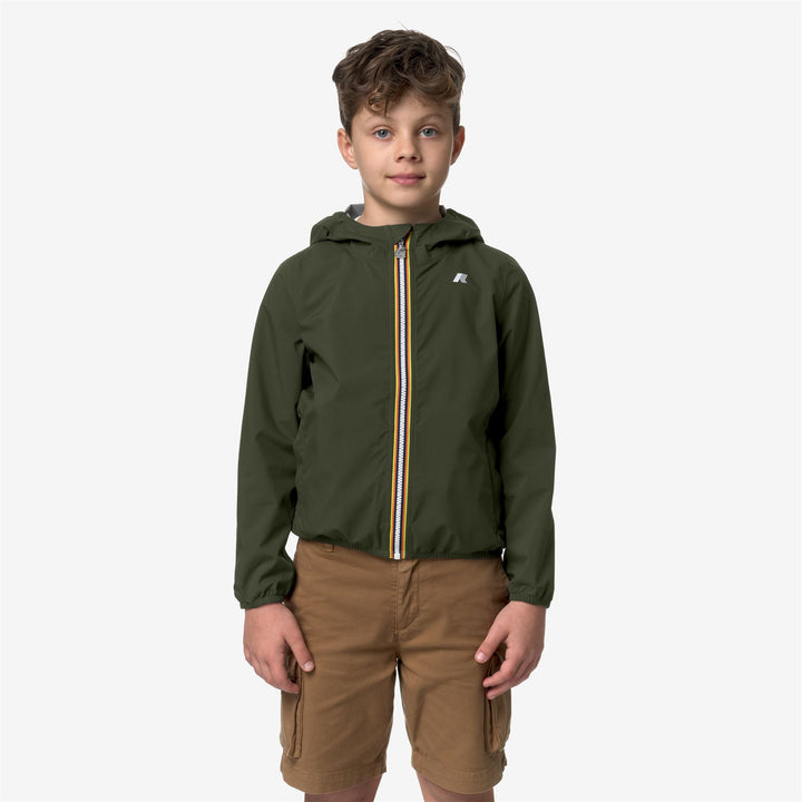 Chaqueta impermeable ajustada verde oscuro para niño en clima de transición 1