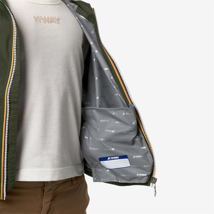 Chaqueta impermeable ajustada verde oscuro para niño en clima de transición 4