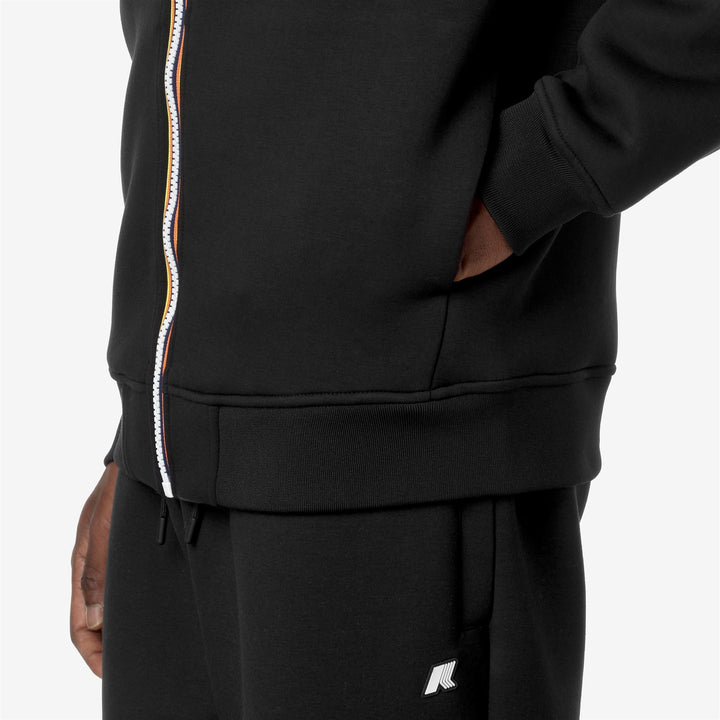Chaqueta de forro polar cálida negra y gris para hombre con capucha ajustable 2