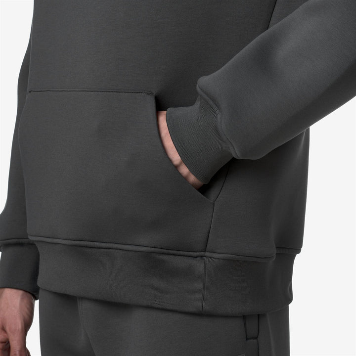 Felpa con cappuccio regolabile in pile grigio scuro da uomo 2