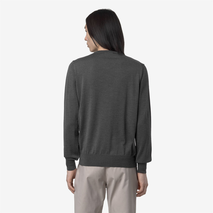 Maglione grigio da uomo in lana merino con scollo a V e bordi a coste 5