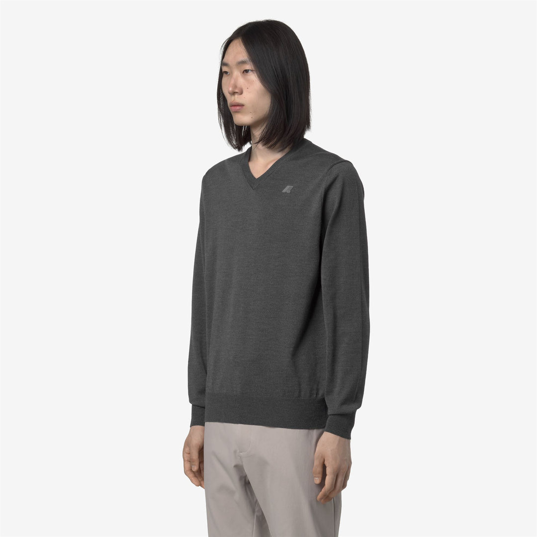 Maglione grigio da uomo in lana merino con scollo a V e bordi a coste main