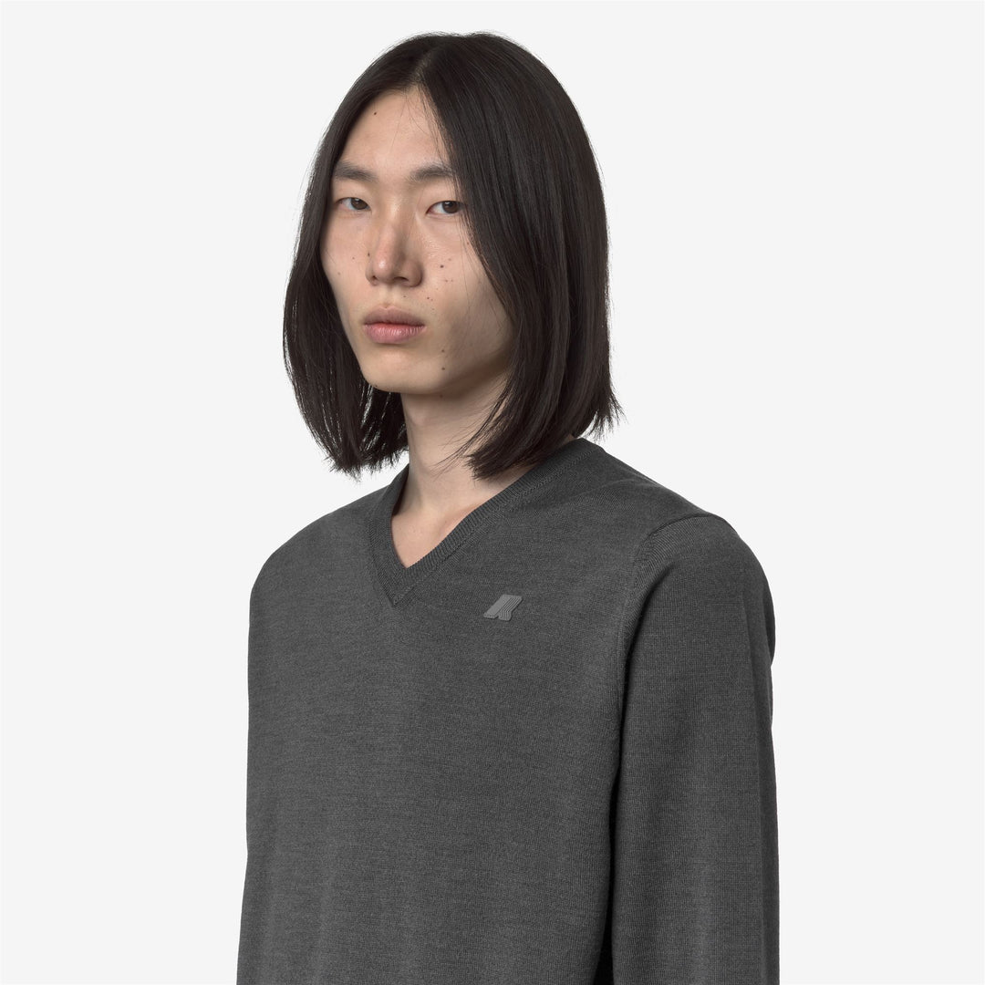 Maglione grigio da uomo in lana merino con scollo a V e bordi a coste main