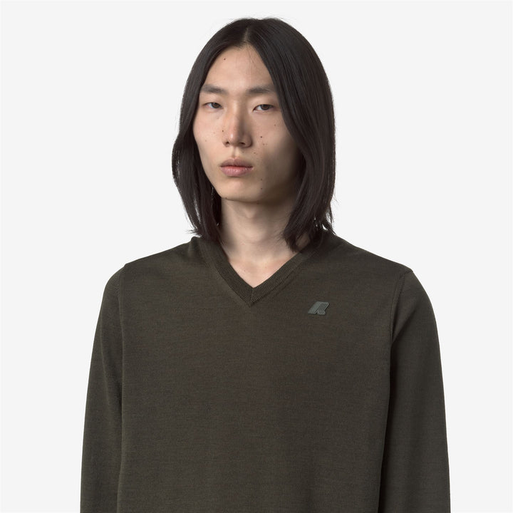 Maglione pullover da uomo in lana merino verde nerastra con scollo a V 2