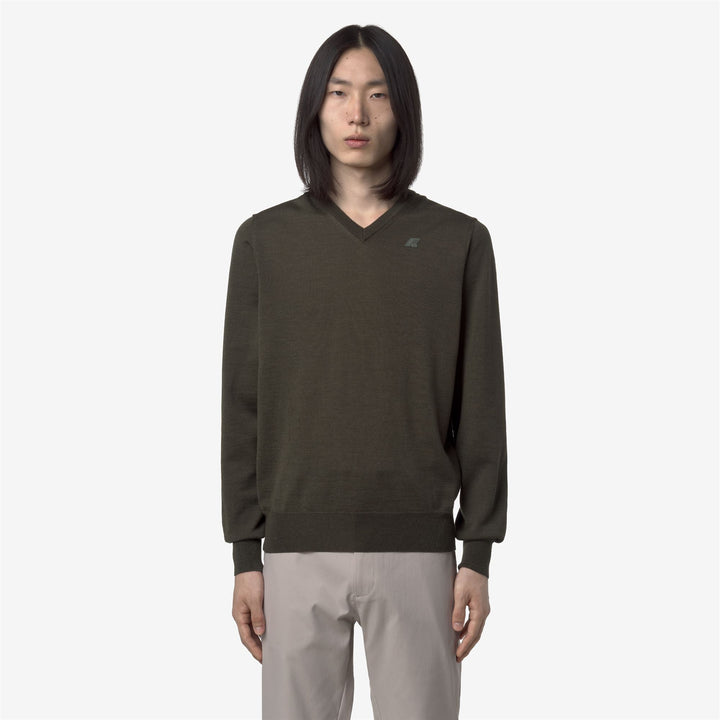 Maglione pullover da uomo in lana merino verde nerastra con scollo a V 3