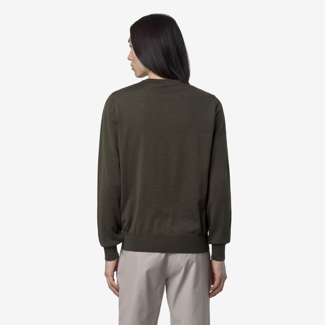 Maglione pullover da uomo in lana merino verde nerastra con scollo a V main