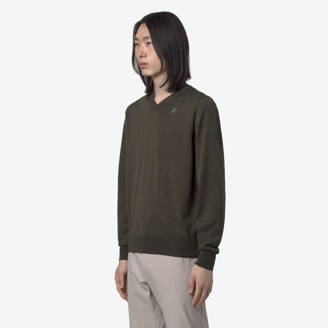 Maglione pullover da uomo in lana merino verde nerastra con scollo a V main