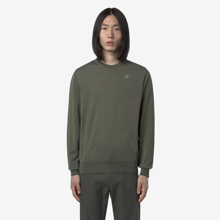 Jersey de cuello redondo de lana merino verde salvia para hombre 3