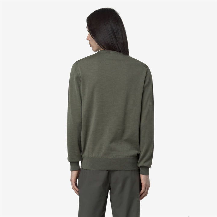 Jersey de cuello redondo de lana merino verde salvia para hombre 5