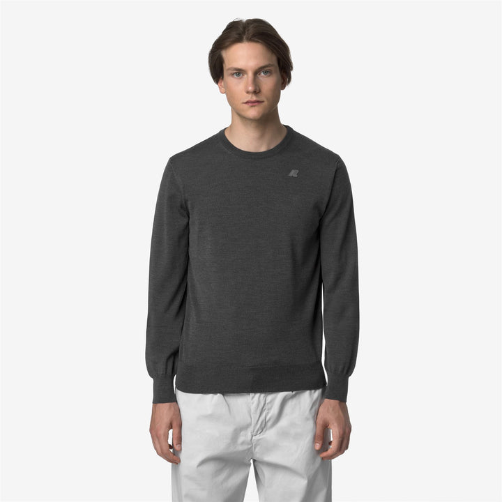 Jersey de cuello redondo de lana merino gris para hombre con ribetes acanalados 3