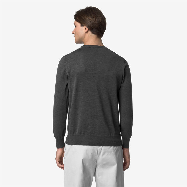 Jersey de cuello redondo de lana merino gris para hombre con ribetes acanalados 5