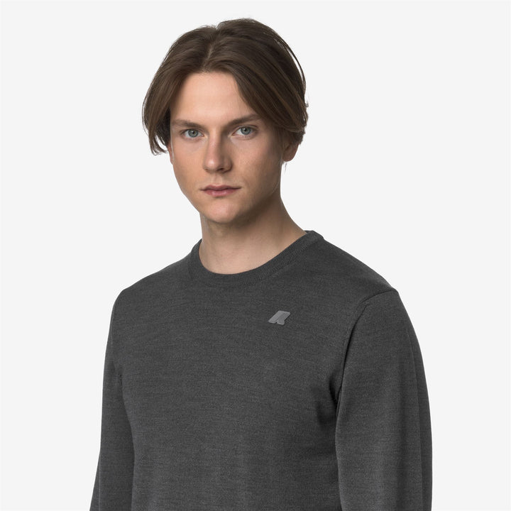 Jersey de cuello redondo de lana merino gris para hombre con ribetes acanalados 2