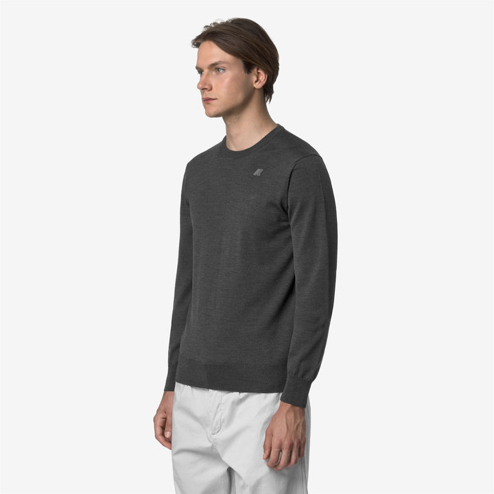 Jersey de cuello redondo de lana merino gris para hombre con ribetes acanalados 4