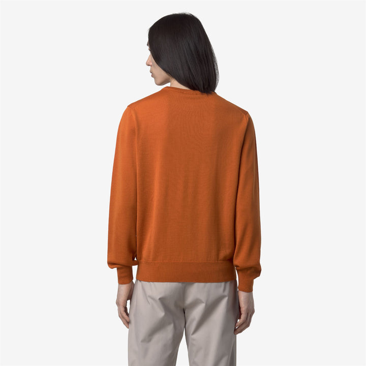 Jersey de cuello redondo de lana merino color naranja óxido para hombre 5
