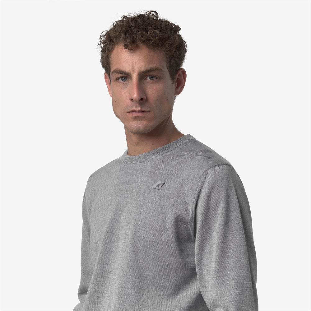 Suéter beige de cuello redondo de lana merino para hombre 02