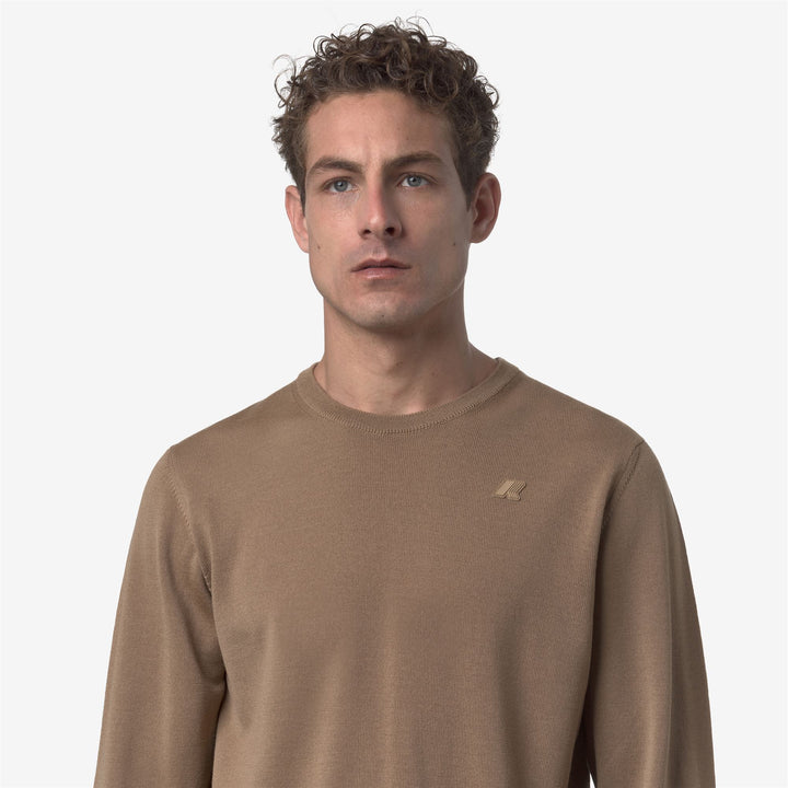 Maglione girocollo in lana merino marrone da uomo 2