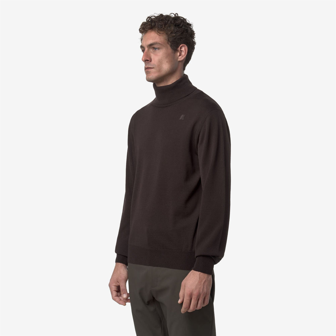 Suéter de cuello alto de lana merino para hombre en color café negro main