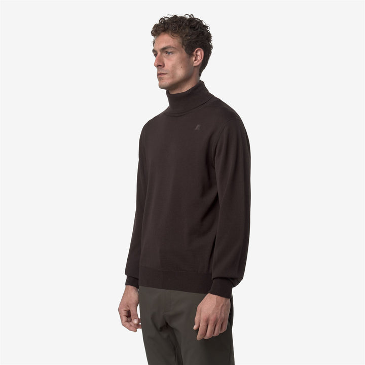 Suéter de cuello alto de lana merino para hombre en color café negro 4
