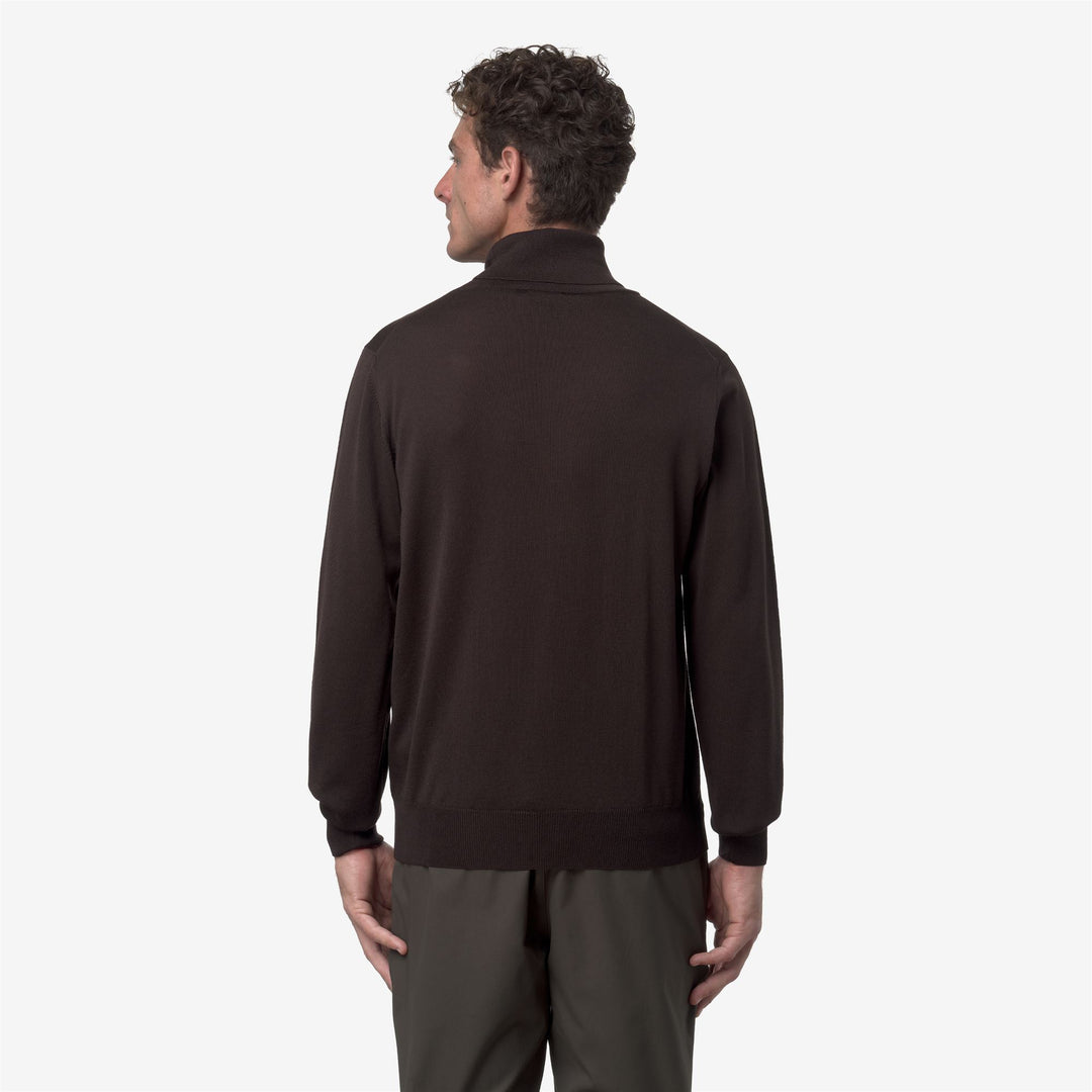Suéter de cuello alto de lana merino para hombre en color café negro main