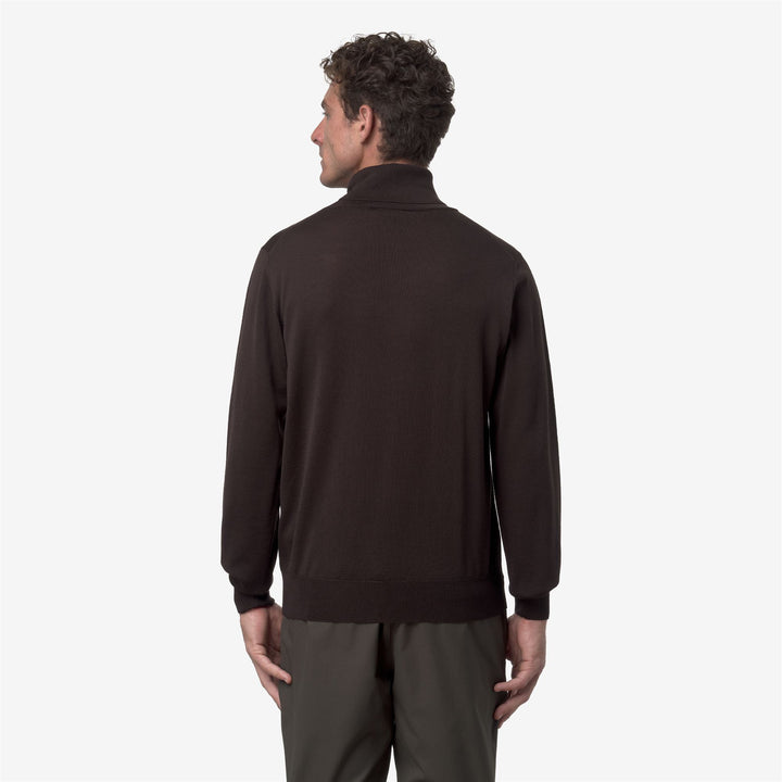 Suéter de cuello alto de lana merino para hombre en color café negro 5