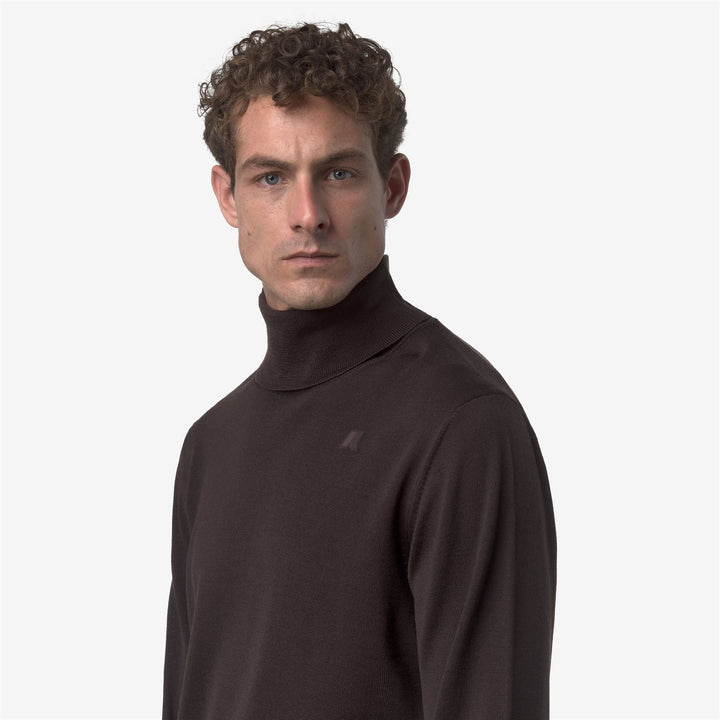 Suéter de cuello alto de lana merino para hombre en color café negro 2