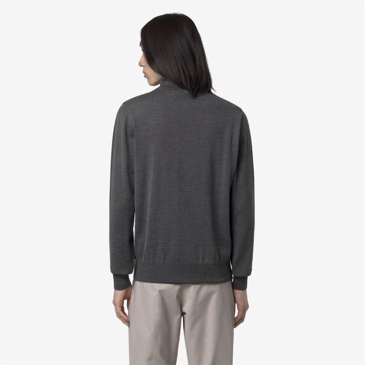 Jersey de cuello alto de lana merino gris para hombre 5