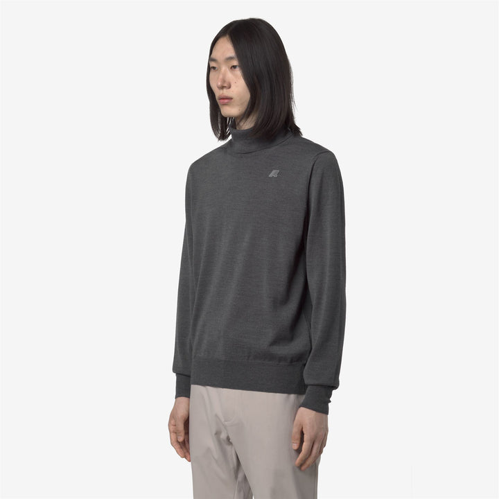 Jersey de cuello alto de lana merino gris para hombre 4
