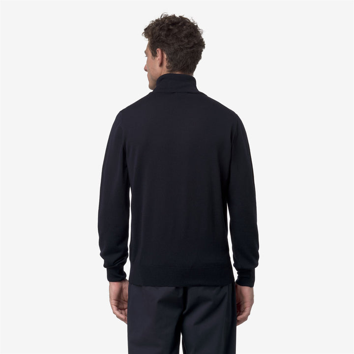 Jersey de cuello alto de lana merino azul profundo para hombre 5