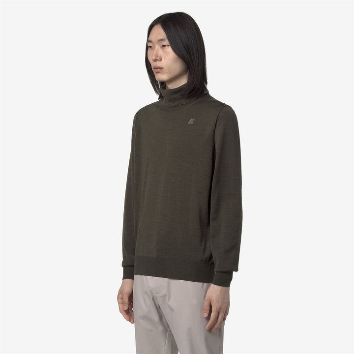 Jersey de cuello alto de lana merino verde negruzco para hombre 4