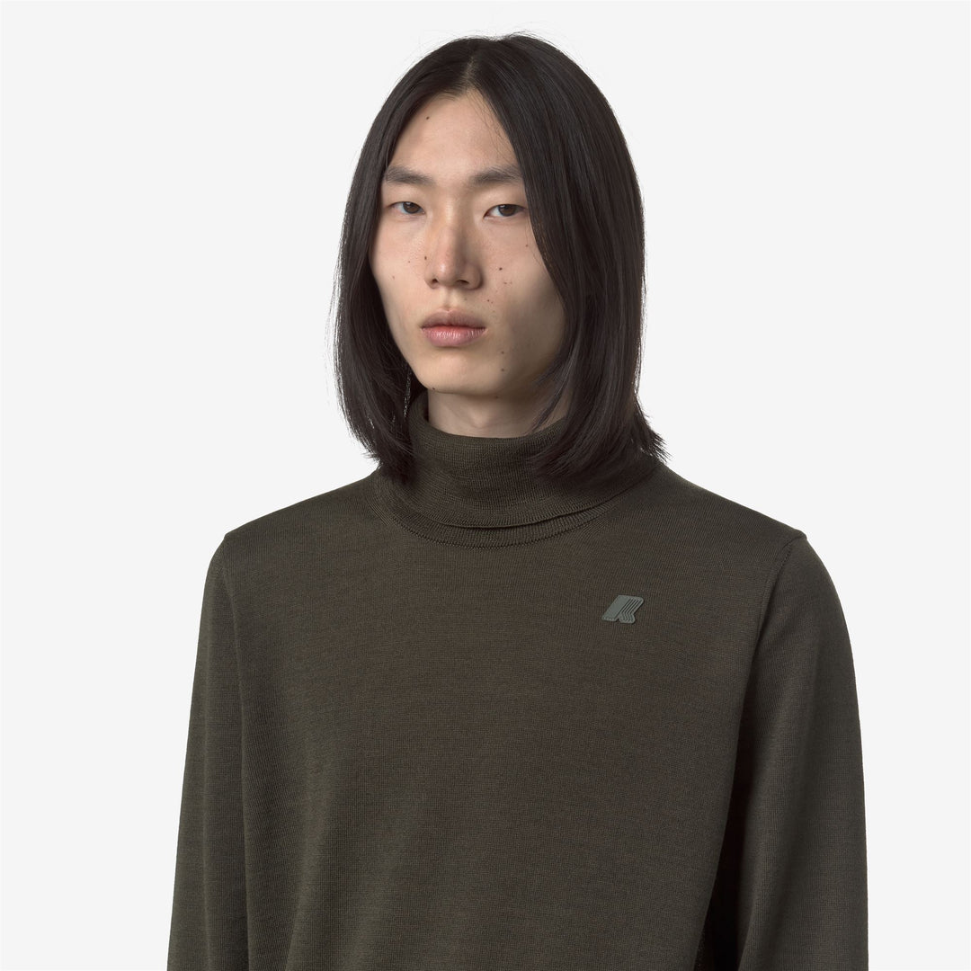 Jersey de cuello alto de lana merino verde negruzco para hombre main