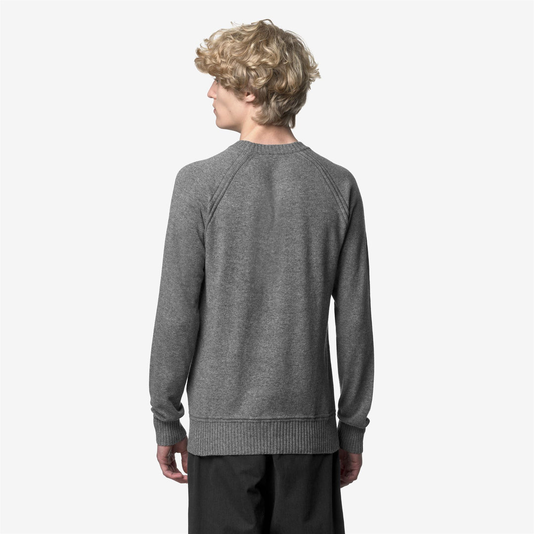 Maglione girocollo in lana e cashmere grigio da uomo main