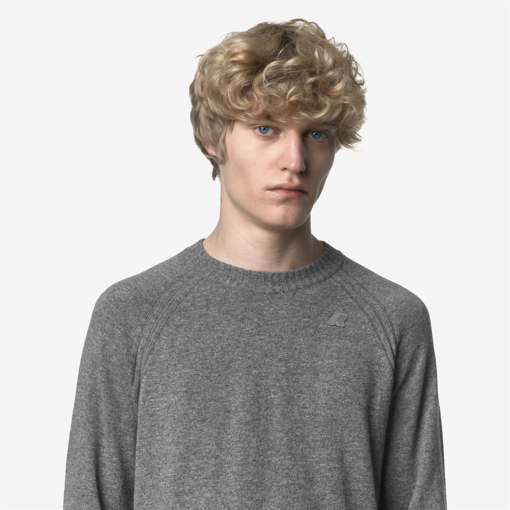 Jersey de cuello redondo de lana y cachemira gris para hombre 02