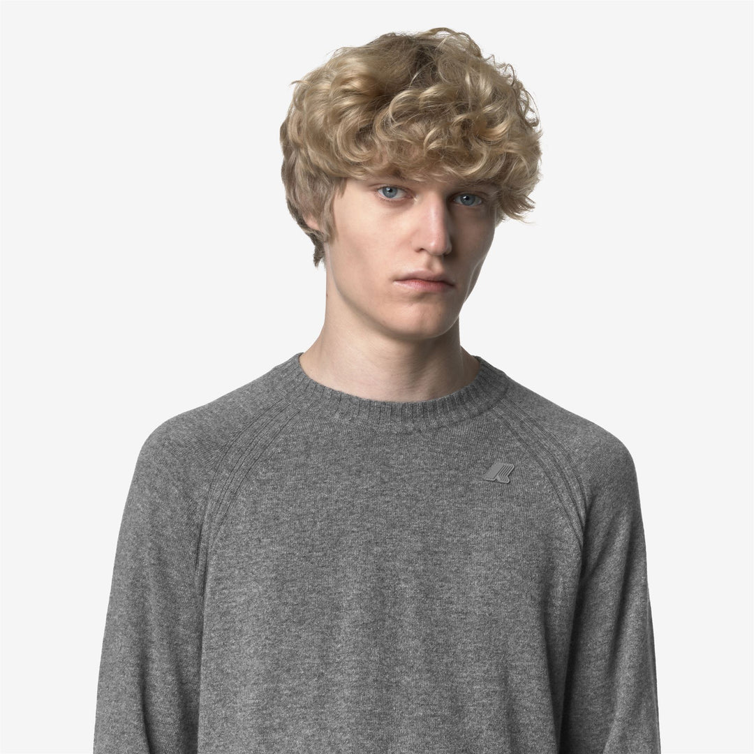 Maglione girocollo in lana e cashmere grigio da uomo main