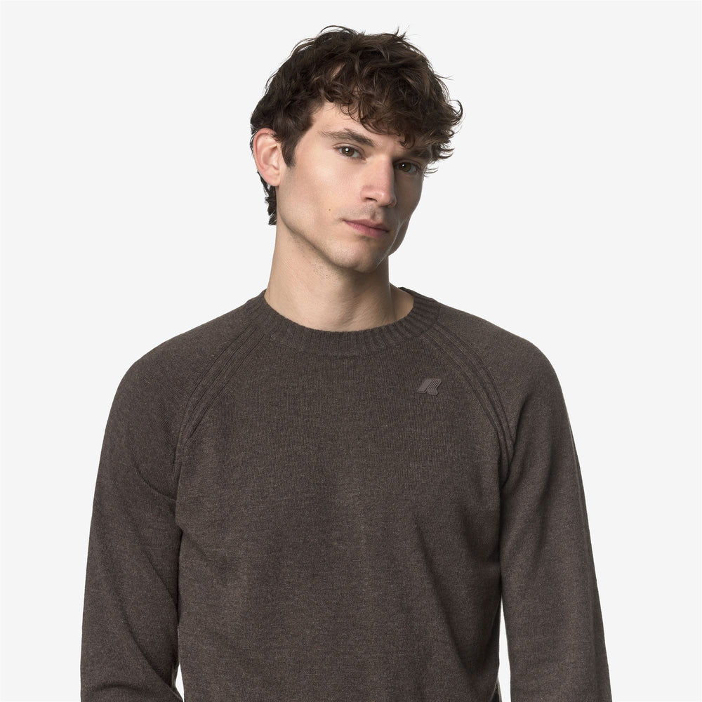 Suéter de punto de cuello redondo de lana y cachemira marrón para hombre 02