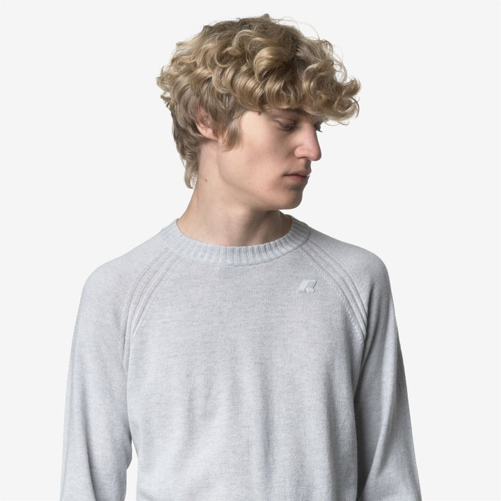 Maglione girocollo in lana e cashmere grigio chiaro da uomo 2