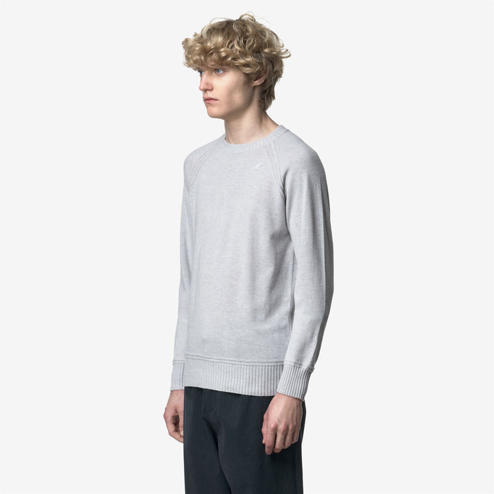 Maglione girocollo in lana e cashmere grigio chiaro da uomo 4