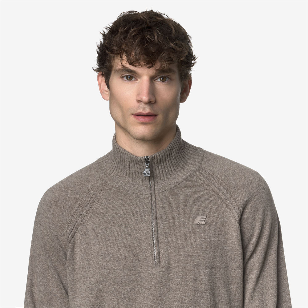 Polo de punto de lana de cachemira beige para hombre con media cremallera 02