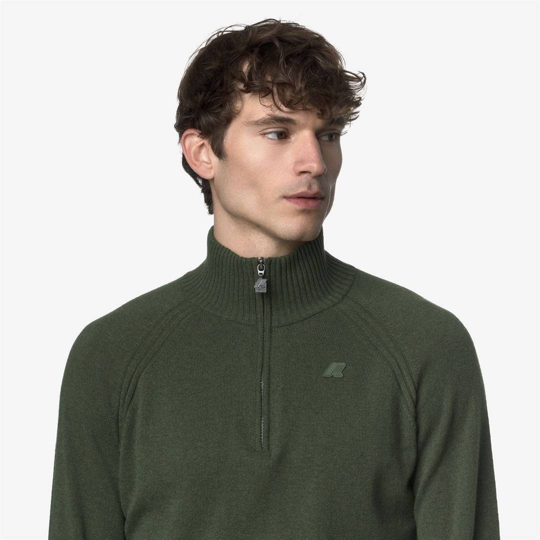 Polo de punto de lana de cachemira verde con media cremallera para hombre main