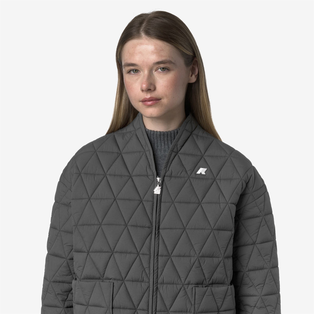 Chaqueta acolchada gris de entretiempo para mujer con relleno ecológico 02