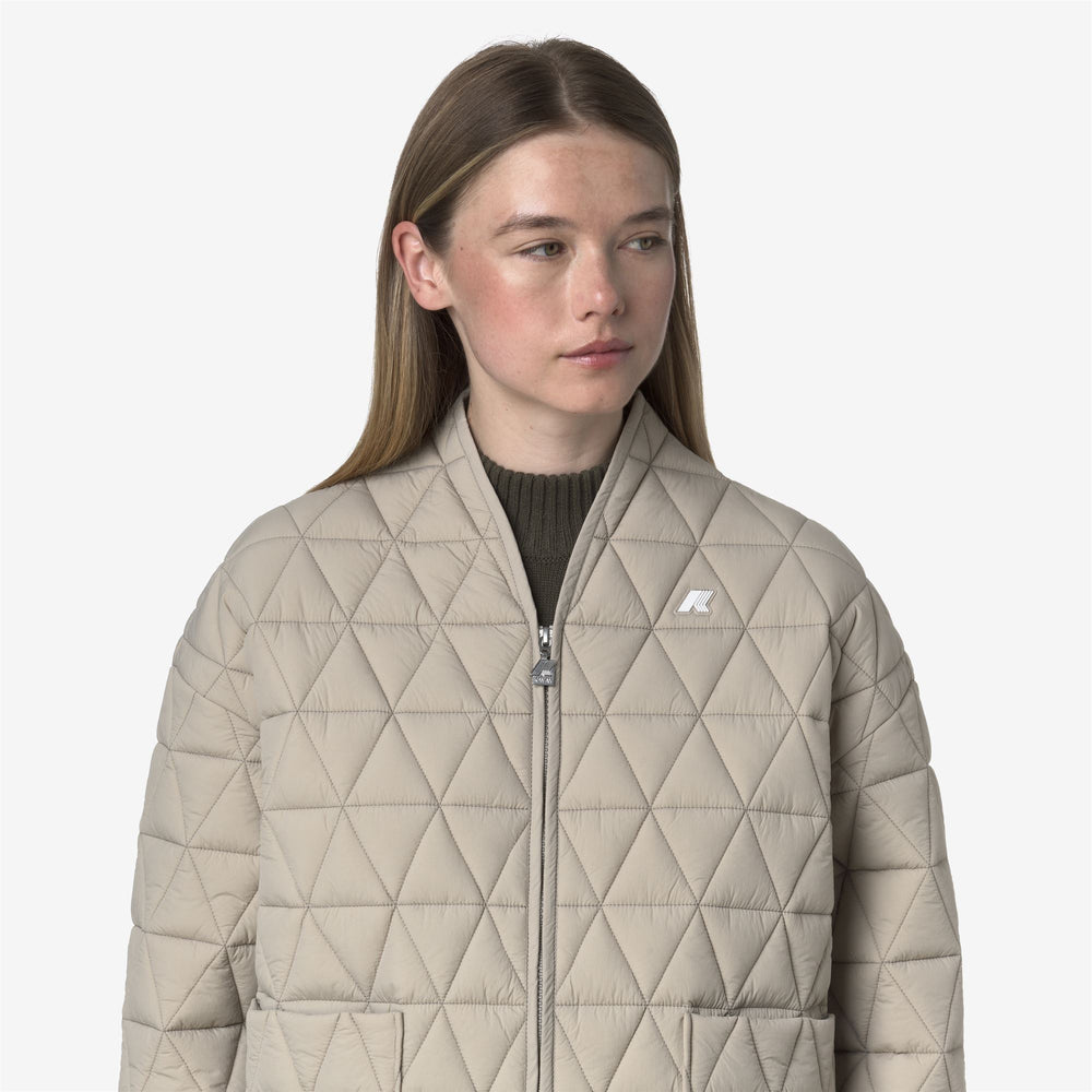Chaqueta acolchada beige de entretiempo para mujer con relleno ecológico 02