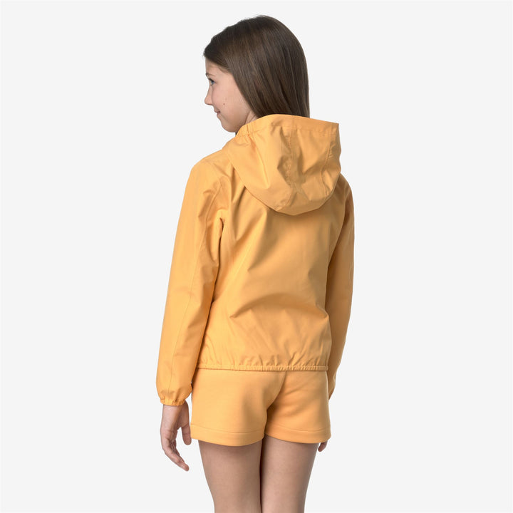 Chaqueta corta impermeable naranja ámbar para niña con forro transpirable 3