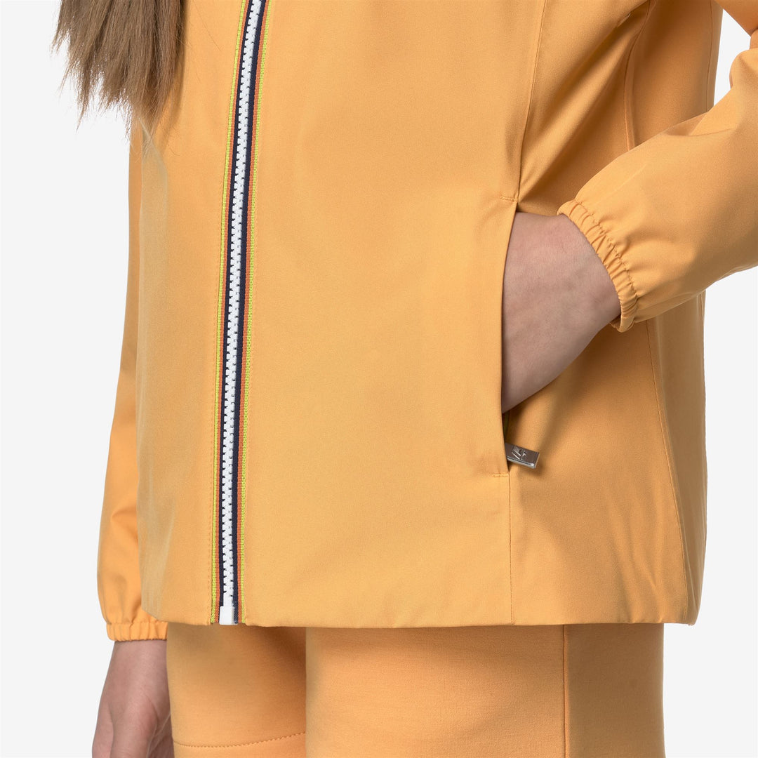 Chaqueta impermeable naranja ámbar para niña para clima variable main