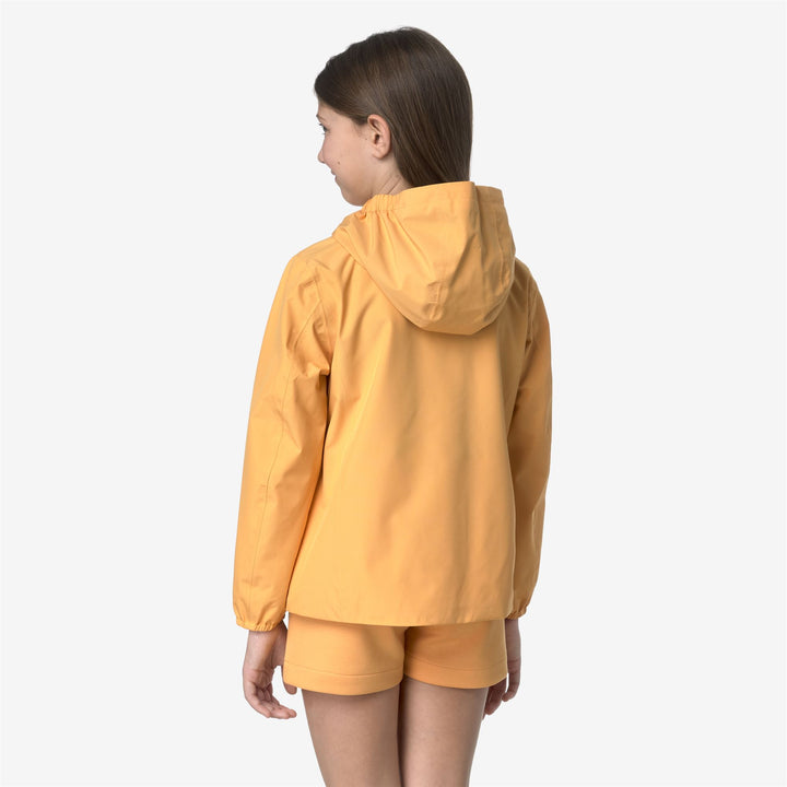Chaqueta impermeable naranja ámbar para niña para clima variable 3