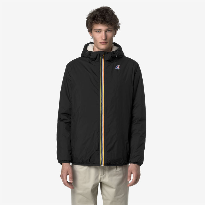 Chaqueta aislante unisex negra de entretiempo con capucha y bolsillos 3