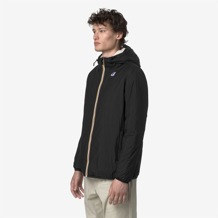 Chaqueta aislante unisex negra de entretiempo con capucha y bolsillos 4