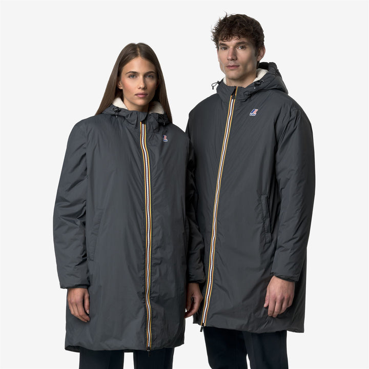 Chaqueta impermeable unisex gris de 3/4 de largo con forro de sherpa 2