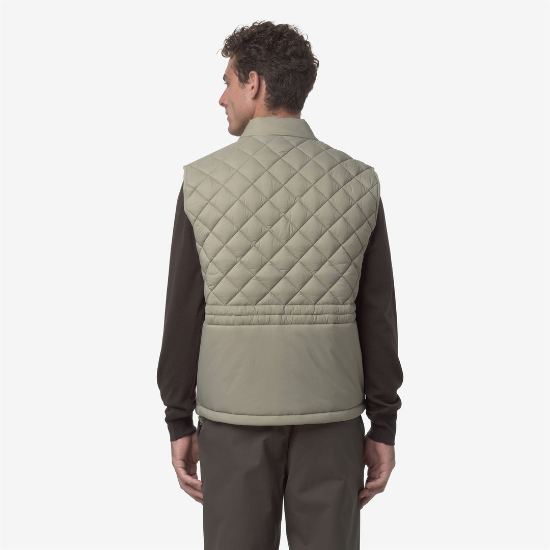 Chaleco acolchado informal verde para hombre con relleno repelente al agua main