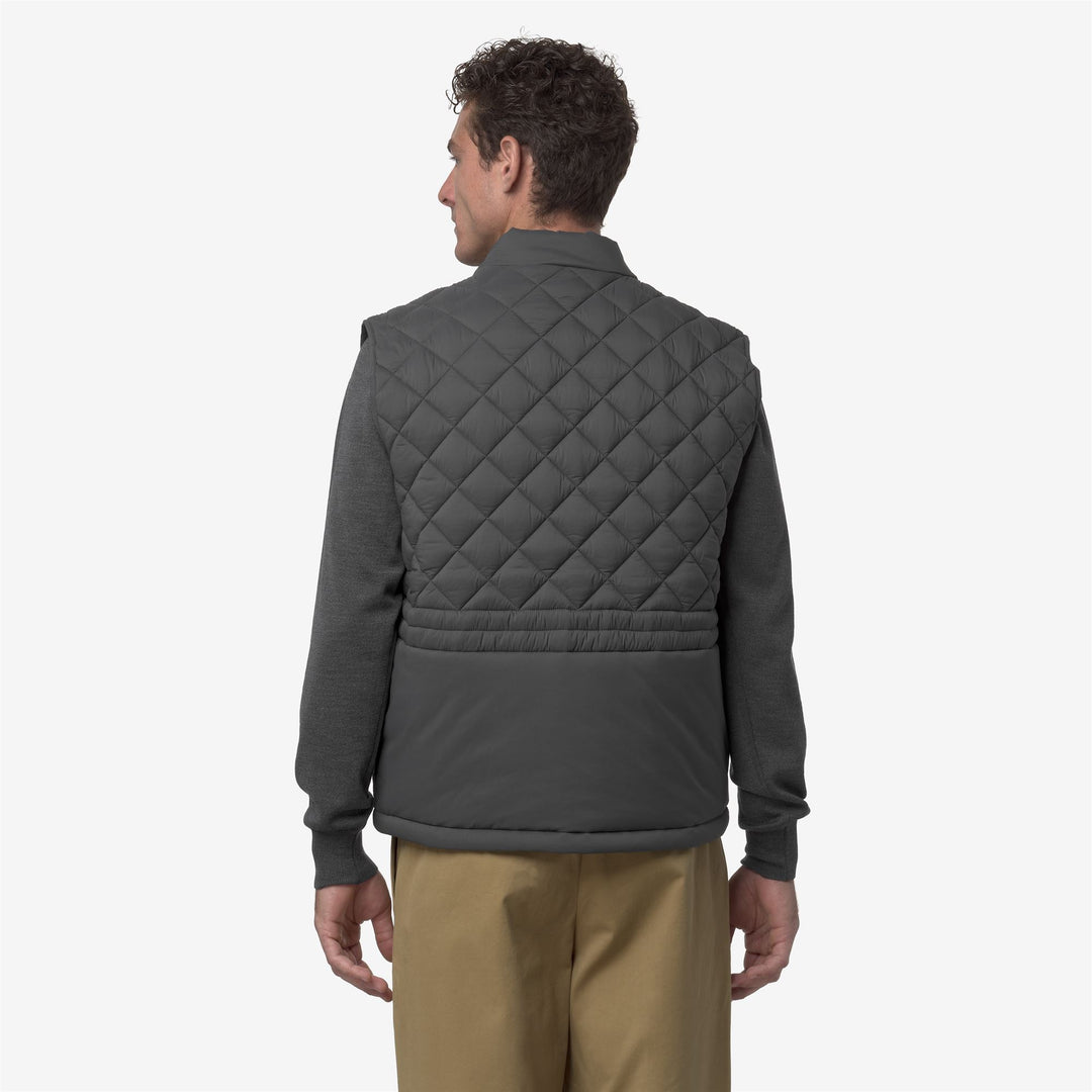 Chaleco informal aislante gris para hombre con nailon repelente al agua. main